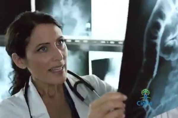 Lisa Edelstein v reklamě na lékařskou prohlídku