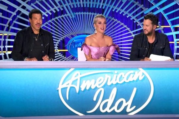 Titulky k American Housewife S03E15 - American Idol